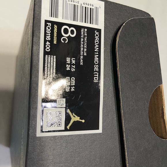 Shoes - Picture 7 of 9